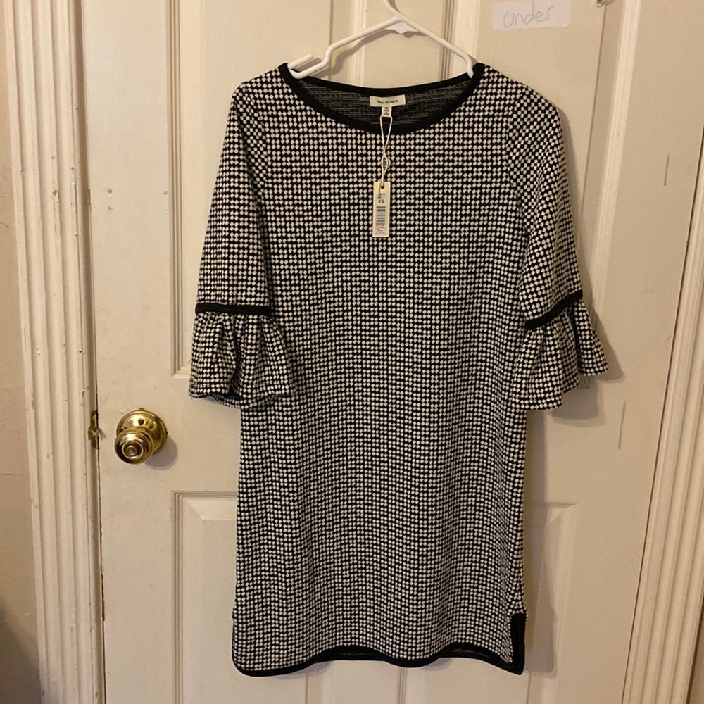 Max Studio brand new shift dress w/ ruffled sleeves.
